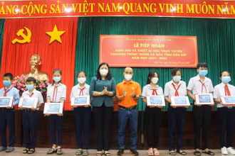Lãnh đạo tỉnh Bến Tre trao thiết bị học trực tuyến cho các em học sinh có hoàn cảnh khó khăn.