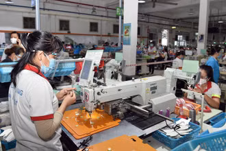 Sản xuất giày xuất khẩu tại Công ty ChingLuh (Khu công nghiệp Thuận Đạo, Long An). (Ảnh: Duy Linh)