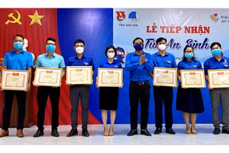 Trao tặng bằng khen của Trung ương Đoàn cho các cá nhân xuất sắc trong triển khai công tác phòng, chống dịch Covid-19.