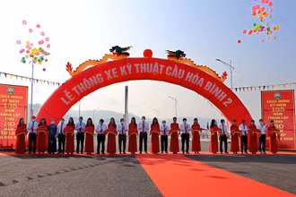 Cắt băng khánh thành thông xe kỹ thuật  cầu Hòa Bình 2.