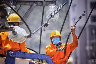 Điện lực Quảng Nam sửa chữa nóng đường dây phục vụ công tác phòng chống dịch