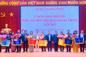 Ban Tổ chức trao giải cho các báo cáo viên. (Ảnh: NGỌC HIỆP)