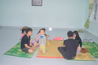 Bà con cảm thấy ấm áp nghĩa tình trên đường về quê.