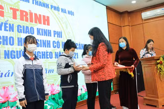 Các em học sinh nhận quà hỗ trợ từ Chương trình “Sóng và máy tính cho em”.