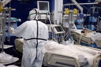 Chăm sóc bệnh nhân mắc Covid-19 tại phòng chăm sóc đặc biệt (ICU) của bệnh viện Pirogov ở Sofia, Bulgaria, ngày 15/10/2021. (Ảnh: Reuters)