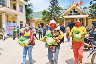 Niềm vui của dân nghèo được một chương trình thiện nguyện hỗ trợ phòng, chống Covid-19. (Ảnh: Hoàng Thiên Nga)