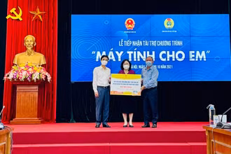 Lễ tiếp nhận tài trợ lần thứ nhất Chương trình "Máy tính cho em". 