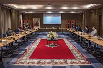 Đại diện các bên đối địch tại Libya tham gia cuộc đàm phán ở thành phố Bouznika, Maroc. (Ảnh: TTXVN)
