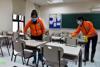 Vệ sinh khử khuẩn các thiết bị, đồ dùng trong các lớp học. (Ảnh: DUY LINH)