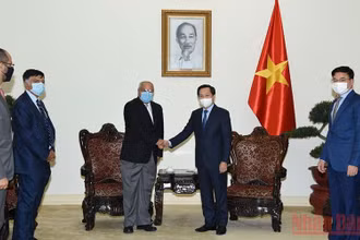 Phó Thủ tướng Lê Minh Khái tiếp ông Mohammad Abdullateef M A Alfares, Bộ trưởng Dầu mỏ Kuwait. (Ảnh: TRẦN MẠNH)