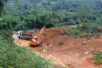 Các cấp chính quyền địa phương đang nỗ lực khắc phục các điểm sạt lở do mưa lớn gây ra.
