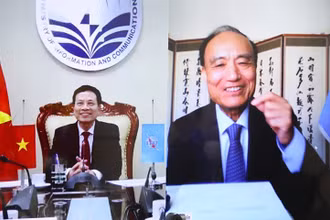 Ông Zoulin Zhao, Tổng Thư ký Liên minh Viễn thông quốc tế (ITU) và Bộ trưởng Thông tin và Truyền thông Nguyễn Mạnh Hùng tại buổi ký Bản ghi nhớ hợp tác với Việt Nam.