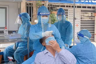 Thực hiện test sàng lọc cho người dân ở TP Cao Lãnh, tỉnh Đồng Tháp. (Ảnh tư liệu)