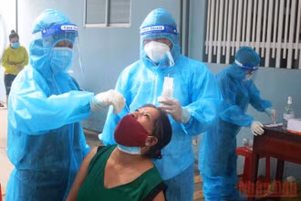 Nhân viên y tế lấy mẫu test nhanh kháng nguyên SARS-CoV-2 cho người dân.