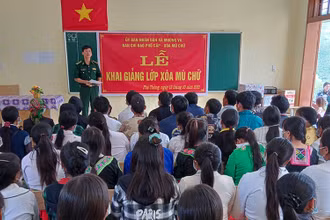 Khai giảng lớp học xóa mù chữ tại bản Phá Thóng.