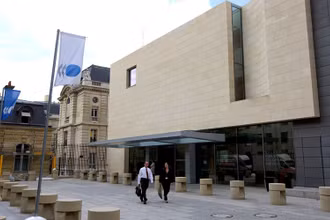 Quang cảnh bên ngoài trụ sở của OECD tại Paris. (Ảnh: Reuters)