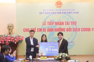  Đại diện Vinamilk và VTV Digital cùng trao bảng tượng trưng 10 tỷ đồng cho đại diện Quỹ Bảo trợ trẻ em Việt Nam.
