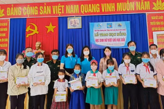 Tặng học bổng cho học sinh vùng biên giới huyện An Phú.