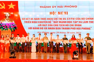 Biểu dương và trao Bằng khen tặng các tập thể và cá nhân tiêu biểu, xuất sắc của thành phố Cảng.