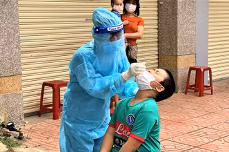 Ngành y tế Đắk Lắk tiến hành test nhanh kháng nguyên để sàng lọc các trường hợp mắc Covid-19 trong cộng đồng.