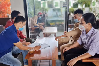 Hướng dẫn hộ kinh doanh dịch vụ ăn uống, giải khát phường Thống Nhất (TP Pleiku) cam kết thực hiện nghiêm giãn cách.