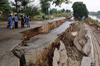 Một đoạn đường bị sụt lún sau trận động đất ở Mirpur, Pakistan, ngày 25/9/2019. (Ảnh: Reuters)