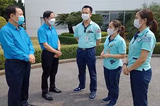 Thăm hỏi, động viên đoàn viên, người lao động.