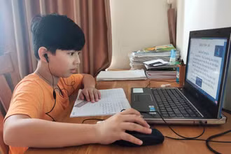 Học sinh cấp 1 tại TP Hồ Chí Minh học trực tuyến.