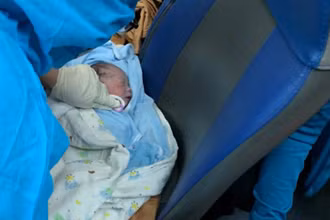 Em bé nặng khoảng 3 kg, chào đời trên tàu tối 8/10. (Ảnh: TCty ĐSVN cung cấp)