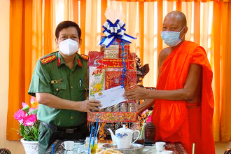 Đại diện Đảng ủy, Ban Giám đốc Công an tỉnh trao tặng quà các vị chức sắc, chư tăng tại một số chùa của đồng bào Khmer ở Bạc Liêu. 