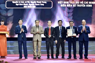 Chủ tịch nước Nguyễn Xuân Phúc, Thường trực Ban Bí thư Võ Văn Thưởng trao Giải đặc biệt Giải Báo chí quốc gia lần thứ XV - năm 2020 cho nhóm tác giả của Báo Nhân Dân (Ảnh: HẢI NGUYÊN).