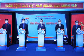 Các đồng chí lãnh đạo Đảng, Nhà nước khởi động chương trình đồng hành đến năm 18 tuổi đối với 650 trẻ mồ côi do đại dịch.