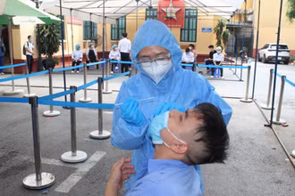 Lấy mẫu xét nghiệm cho người nhà bệnh nhân tại Bệnh viện Việt Đức sáng ngày 1/10. (Ảnh: SKDS)