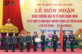 Đại tướng Phan Văn Giang trao Huân chương Bảo vệ Tổ quốc hạng Nhất tặng lực lượng vũ trang Thủ đô.
