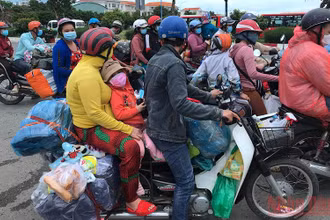 Dòng người Cà Mau đèo nhau hồi hương trong sự hỗ trợ an toàn của lực lượng chức năng.