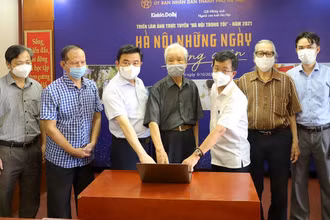 Các đại biểu nhấn nút khai mạc Triển lãm. (Ảnh: Báo Kinh tế và Đô thị cung cấp)