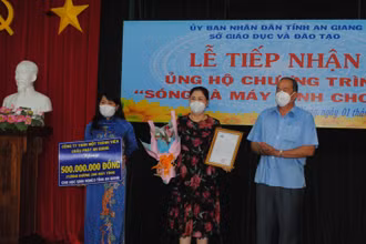 Doanh nghiệp hỗ trợ máy tính bảng giúp học sinh nghèo.