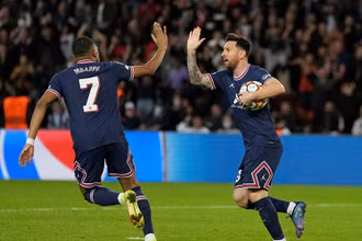 Messi và Mbappe ghi bàn giúp PSG chiến thắng. (Nguồn: Getty Images/TTXVN)