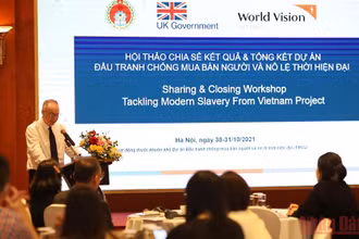 Ông Mark Holton, Trưởng Bộ phận Nhập cư - Di cư, Đại sứ quán Anh, phát biểu tại hội thảo.