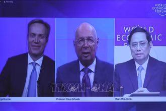 Chủ tịch WEF Borge Brende (trái) và Chủ tịch điều hành và Nhà sáng lập Diễn đàn Kinh tế thế giới (WEF) Giáo sư Klaus Schwab (giữa) cùng Thủ tướng Chính phủ Phạm Minh Chính đồng chủ trì Đối thoại chiến lược quốc gia giữa Việt Nam và WEF. Ảnh: TTXVN