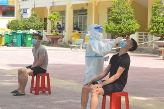 Xét nghiệm Covid-19 cho người dân đang cách ly tập trung.