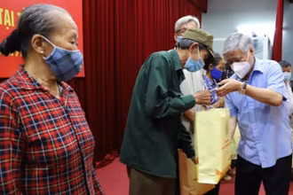 Chủ tịch Ủy ban MTTQ Việt Nam Đỗ Văn Chiến trao quà cho nạn nhân chất độc da cam/dioxin có hoàn cảnh khó khăn trên địa bàn TP Thái Bình, tỉnh Thái Bình. (Ảnh: Hương Diệp)