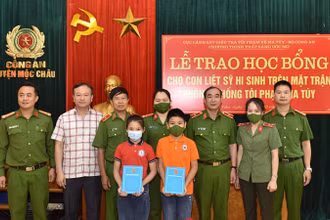 Chương trình Thắp sáng ước mơ trao học bổng tặng con của các liệt sĩ hy sinh trong đấu tranh chống tội phạm về ma túy.