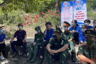 Thế hệ trẻ hôm nay nhắc lại truyền thống hào hùng đường Hồ Chí Minh trên biển. (Ảnh: HÒA NAM)