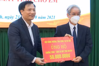 Hội đồng hương Thái Bình tại Hà Nội ủng hộ 50 triệu đồng cho Chương trình “Máy tính cho em”.