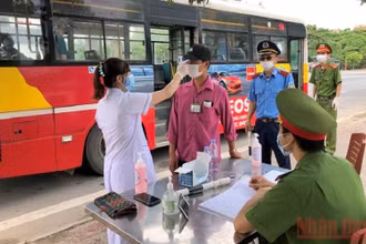 Cán bộ thanh tra giao thông cùng công an, y tế tại chốt kiểm soát dịch bệnh Xuân Phương (Phúc Yên, Vĩnh Phúc). (Ảnh: NGUYÊN LƯỢNG)