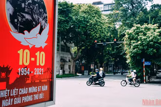 Pa nô, áp phích mừng Ngày Giải phóng Thủ đô tại các ngã tư.