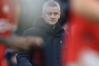 Solskjaer mờ nhạt trong các thất bại ngày một nhiều của MU. (Ảnh: SkySports) 