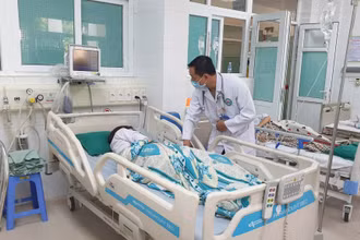 Học sinh của Trường THPT Hoành Bồ đang được điều trị tích cực tại Bệnh viện Đa khoa Hạ Long.
