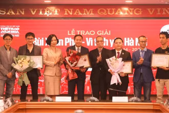 Phó Chủ tịch UBND TP Hà Nội Lê Hồng Sơn thay mặt cho chính quyền, nhân dân Thủ đô nhận Giải thưởng “Việc làm - Vì tình yêu Hà Nội”.